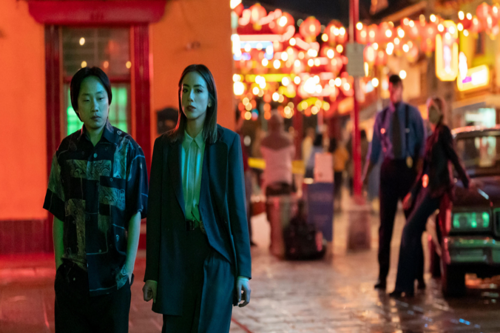 Um homem e uma mulher andando nas ruas de Chinatown