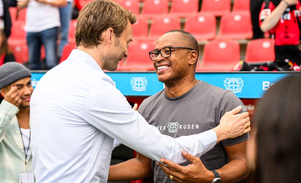 Simon e Paulo (Foto: @Bayer04Fussball)