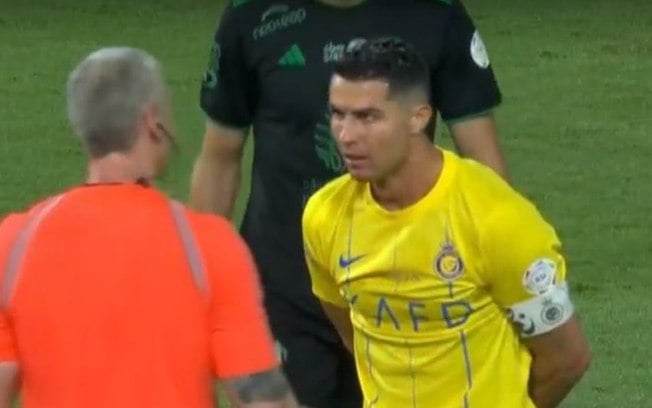Cristiano Ronaldo se revolta com Daronco em jogo do Al-Nassr; assista