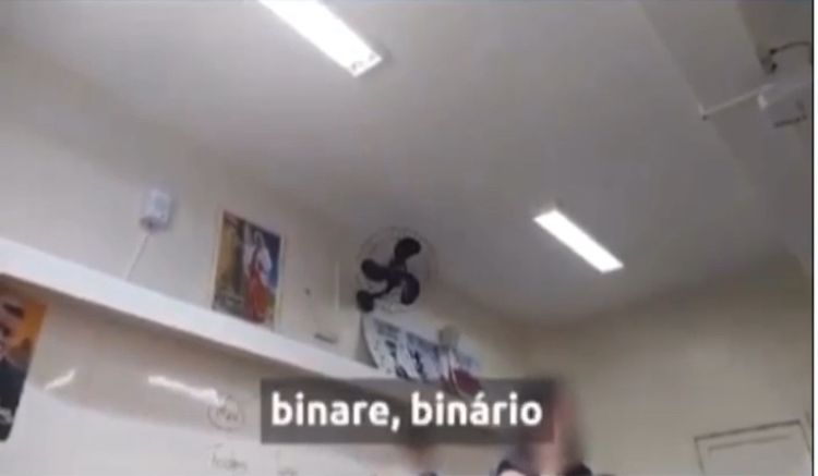 Escola demite professora de português que ensinava ‘todes’