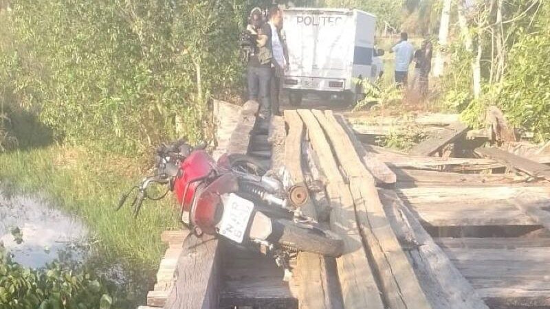 Motociclista cai em rio após tentar atravessar ponte quebrada em MT