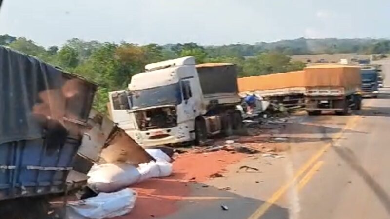 Motorista fica preso nas ferragens em acidente com três carretas na BR-163 em Terra Nova do Norte