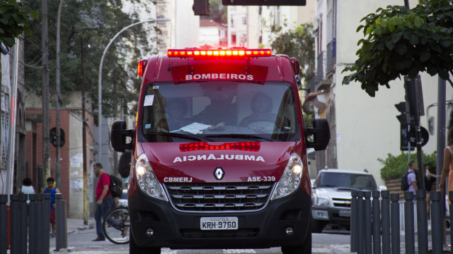 No Rio, três passageiros ficam feridos após material explosivo jogado em ônibus