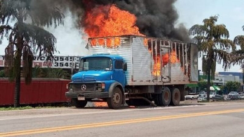 Caminhão fica danificado após ser consumido pelo fogo na BR-163 em Lucas do Rio Verde