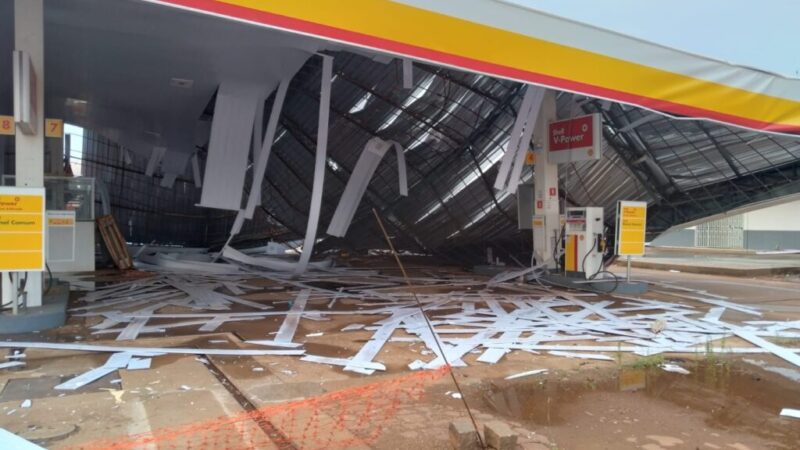 Forte chuva derruba estrutura de posto de combustível em Sinop