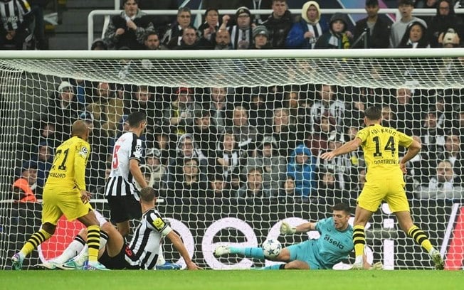 Em jogo emocionante, Dortmund vence Newcastle na Inglaterra