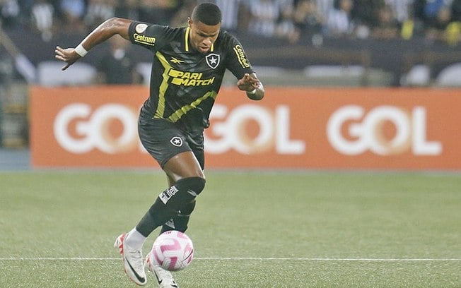 Júnior Santos diz que Botafogo terá que superar adversidades: ‘Claro que atrapalha’
