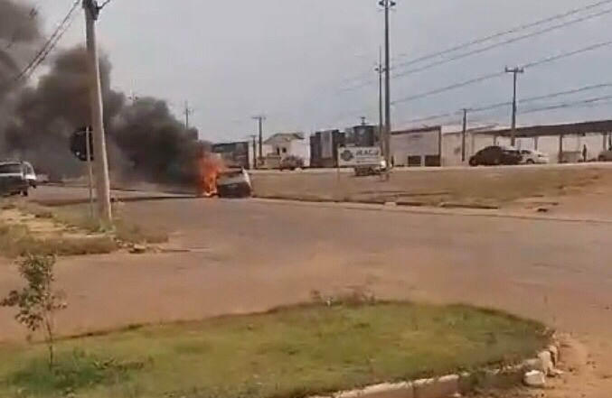 Picape bate em poste, pega fogo e médica morre em Mato Grosso; crianças saem ilesas  