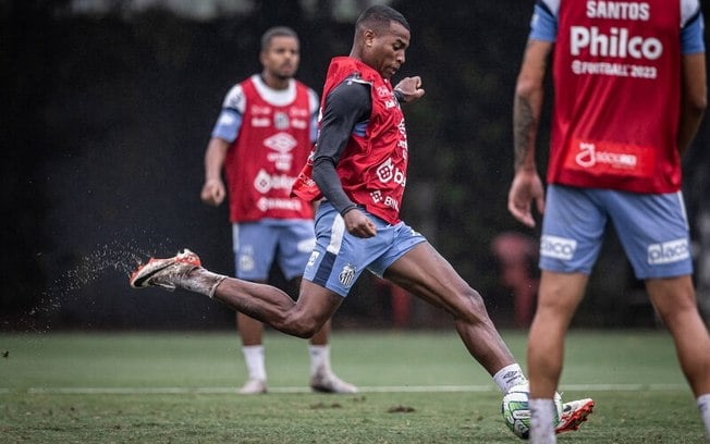 Jean Lucas pede ‘pés no chão’ após goleada do Santos