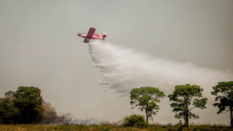 Aviões e helicópteros auxiliam no combate a dois incêndios no Pantanal em Mato Grosso