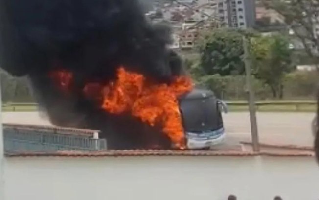 Vasco: ônibus que levava time de base pega fogo em Minas Gerais