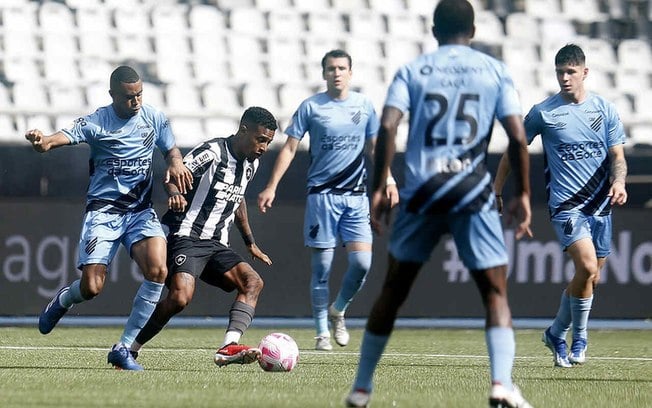 Botafogo e Athletico empatam em jogo de dois dias por conta de apagão