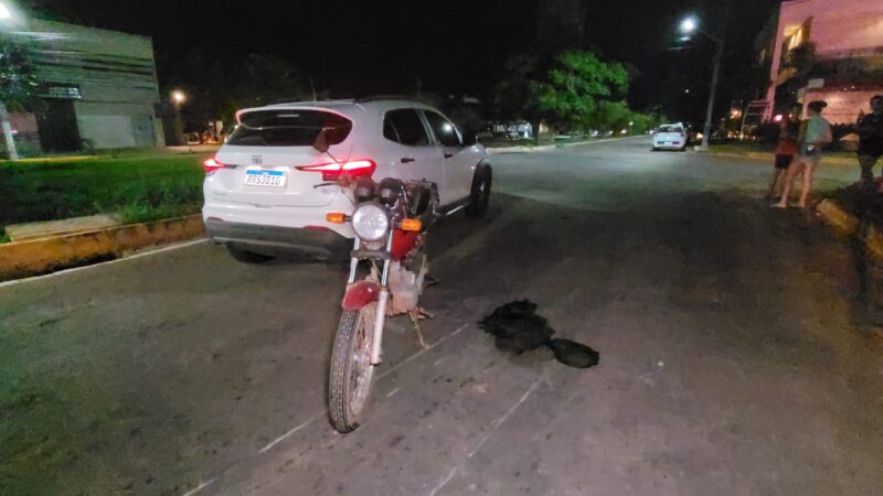 Mulher fica ferida em colisão entre carro e moto em Sinop