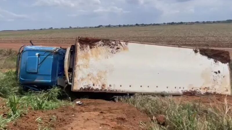 Multidão saqueia carreta que tombou com carga de frios em rodovia de MT