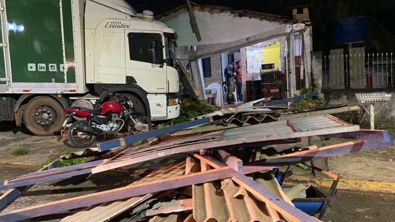 Caminhão estacionado desengata e destrói muro de residência em Sorriso