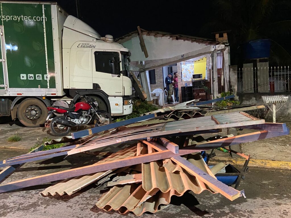 Caminhão estacionado desengata e destrói muro de residência em Sorriso