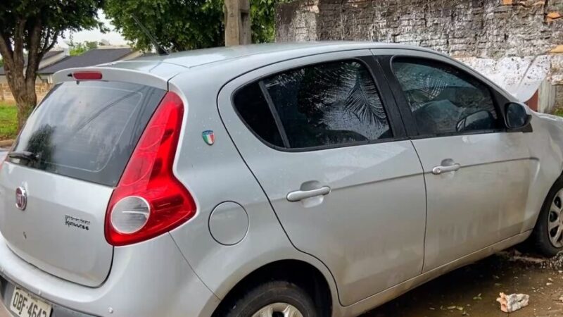 Carro bate contra muro de residência após acidente em Sorriso