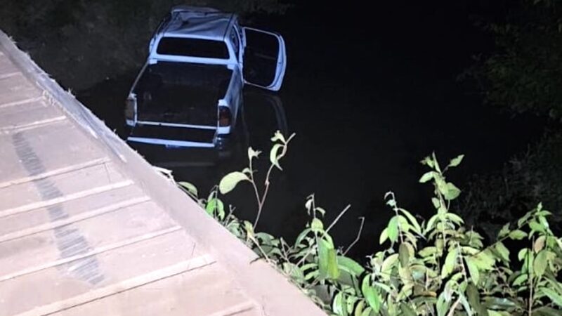 Caminhonete cai em rio ao passar sobre ponte e engenheiro morre em Mato Grosso