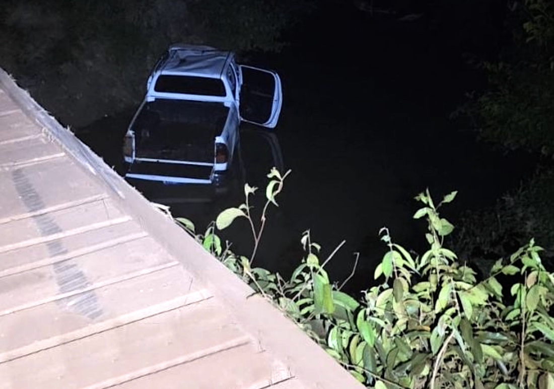 Caminhonete cai em rio ao passar sobre ponte e engenheiro morre em Mato Grosso