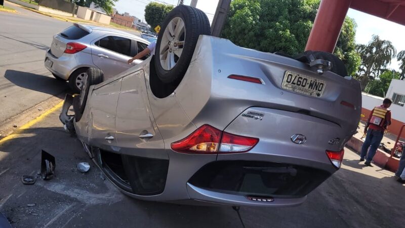 Carro tomba em colisão com outro em Lucas do Rio Verde