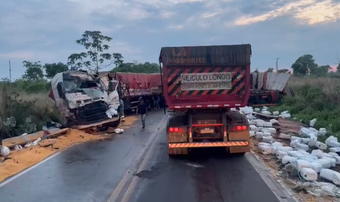 Motorista morre em colisão frontal entre carretas em rodovia de Mato Grosso  