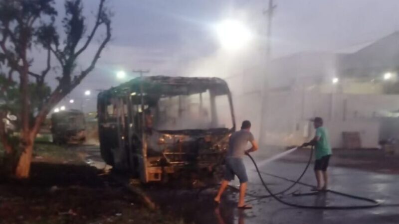 Dois ônibus são queimados em Sapezal