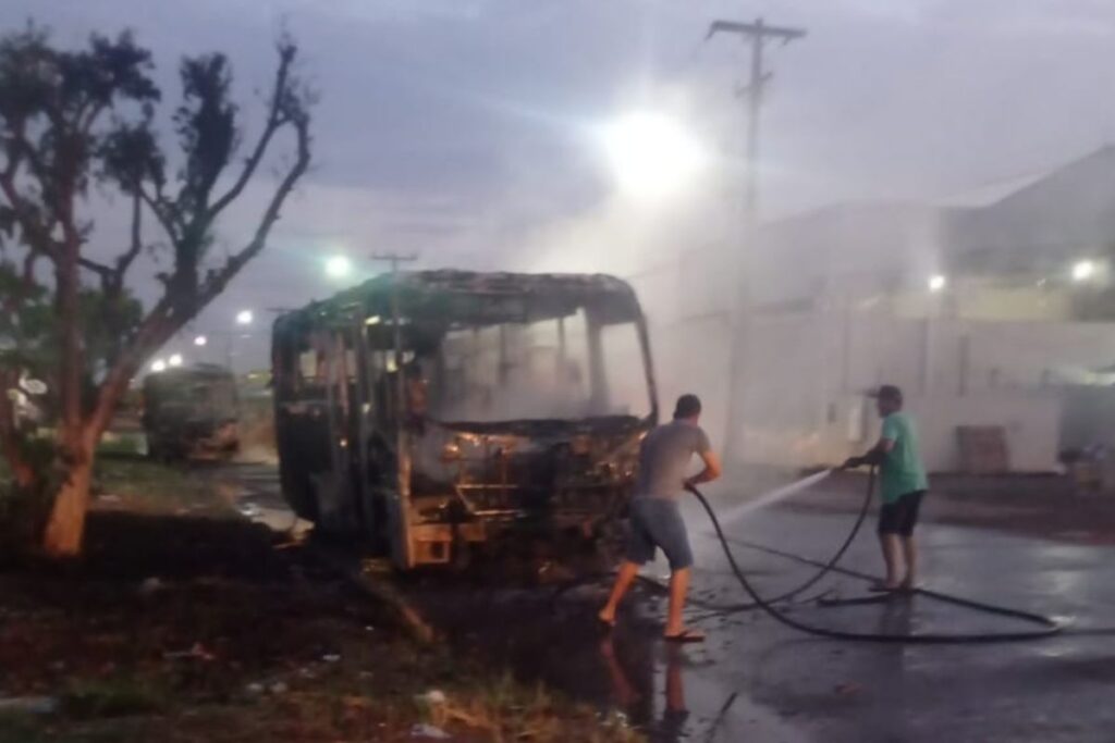 Dois ônibus são queimados em Sapezal