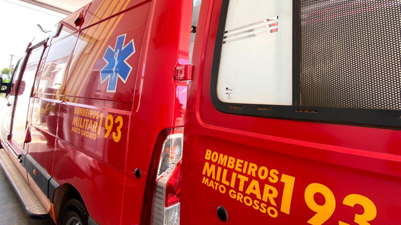 Mulher é socorrida após colisão entre carro e moto em Sinop