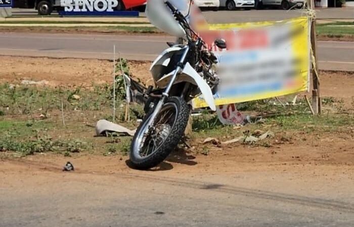 Acidente entre carro e moto deixa um ferido em rodovia estadual em Sinop