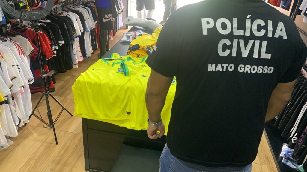 Polícia Civil apreende mais de 1,2 mil camisetas de futebol falsificadas da seleção brasileira e outros times