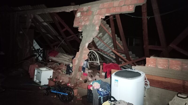 Casa desaba durante temporal e fica destruída em Sinop; mãe e crianças feridas