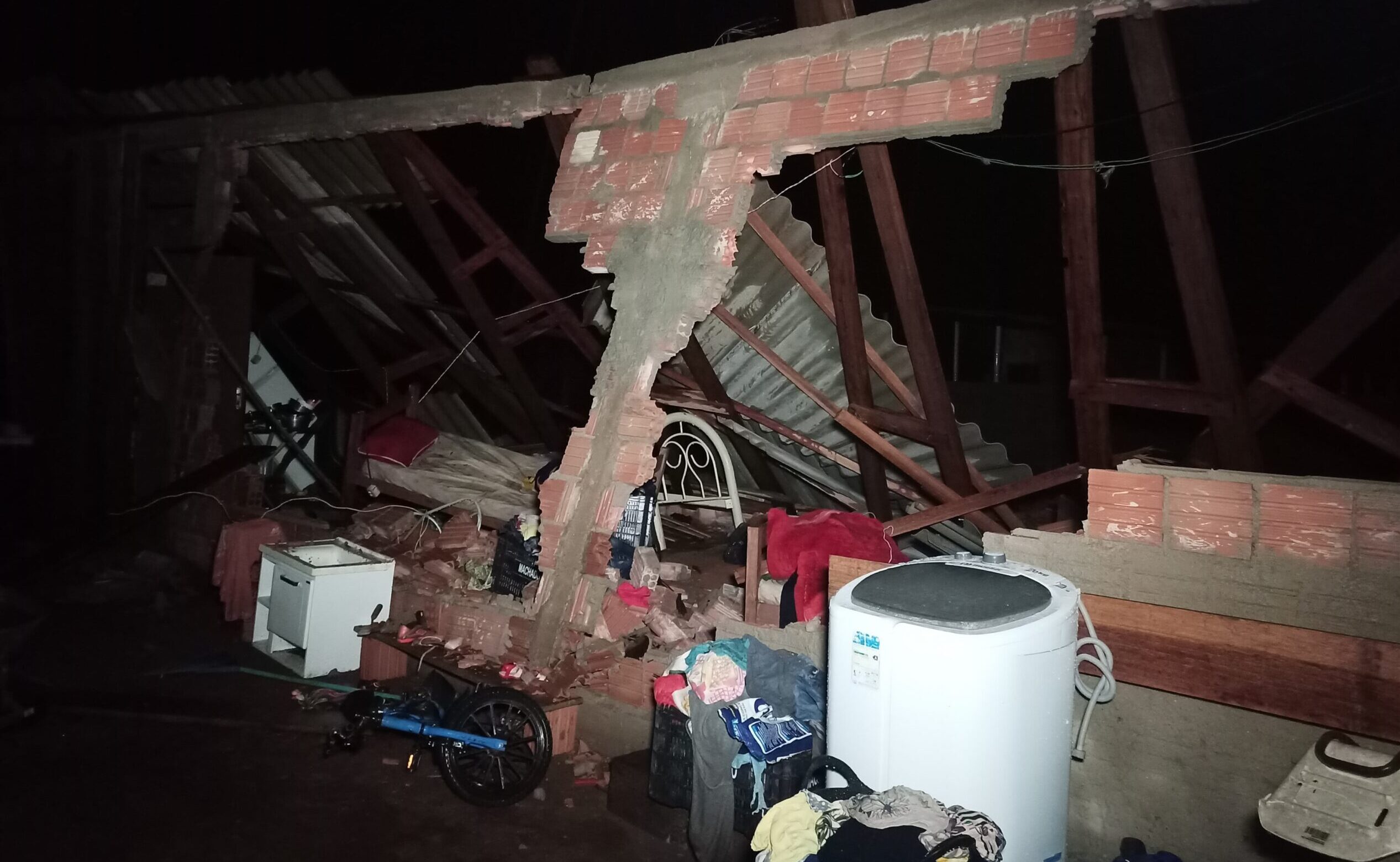 Casa desaba durante temporal e fica destruída em Sinop; mãe e crianças feridas