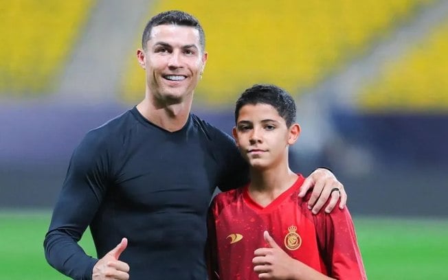 Filho de Cristiano Ronaldo assina contrato e jogará no Al-Nassr