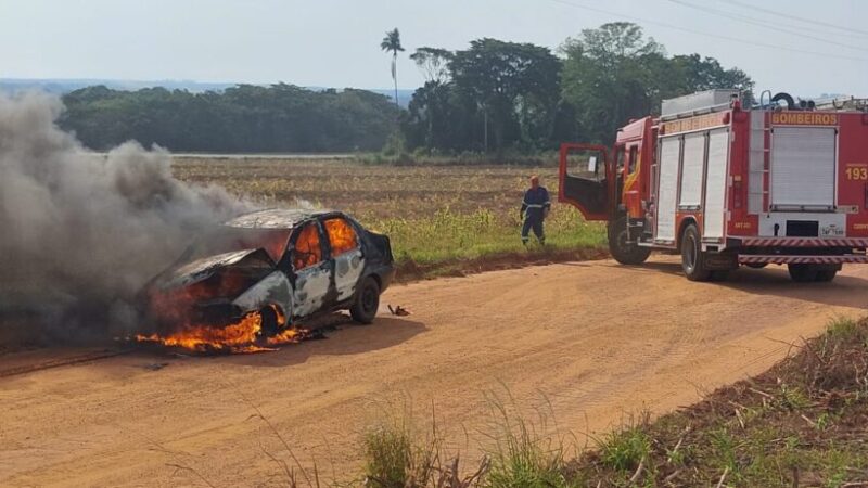 Carro é completamente consumido pelo fogo em Sorriso