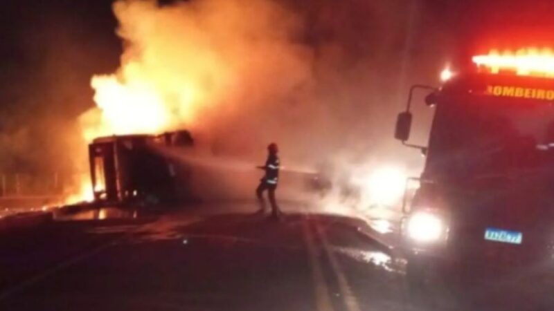 Caminhoneiro morre carbonizado após carreta tanque tombar em rodovia
