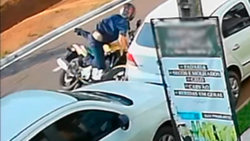 Vídeo: motociclista é arremessado por vários metros após atingir dois carros estacionados em Sinop