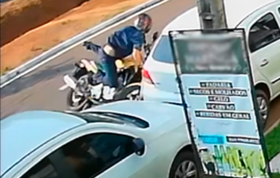 Vídeo: motociclista é arremessado por vários metros após atingir dois carros estacionados em Sinop