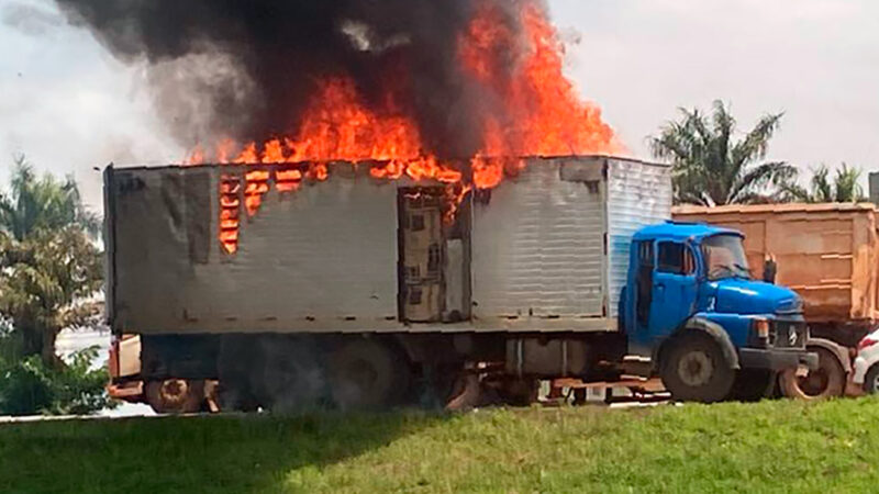 Caminhão pega fogo e carga fica parcialmente destruída na BR-163 em Lucas do Rio Verde