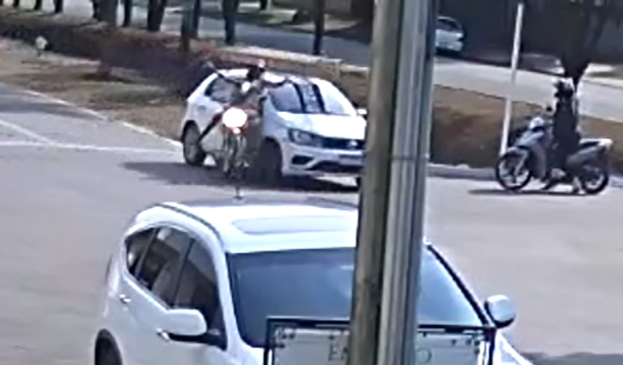 Vídeo: motociclista para embaixo de carro e quase é esmagada em Sinop