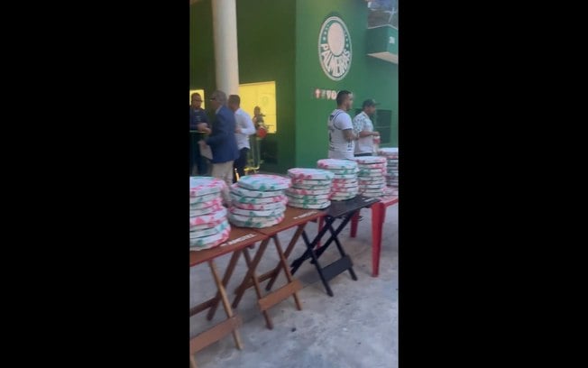Torcedores do Palmeiras levam pizza e protestam antes de reunião do Conselho