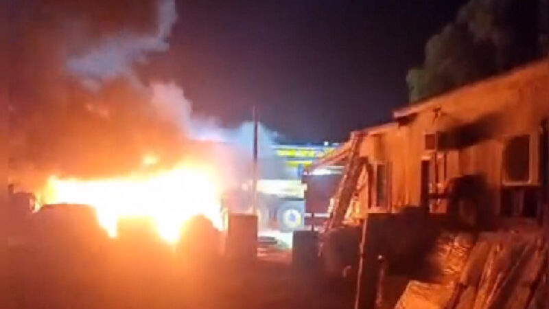 Criminosos ateiam fogo em base da PM e cortam energia da região em distrito de MT