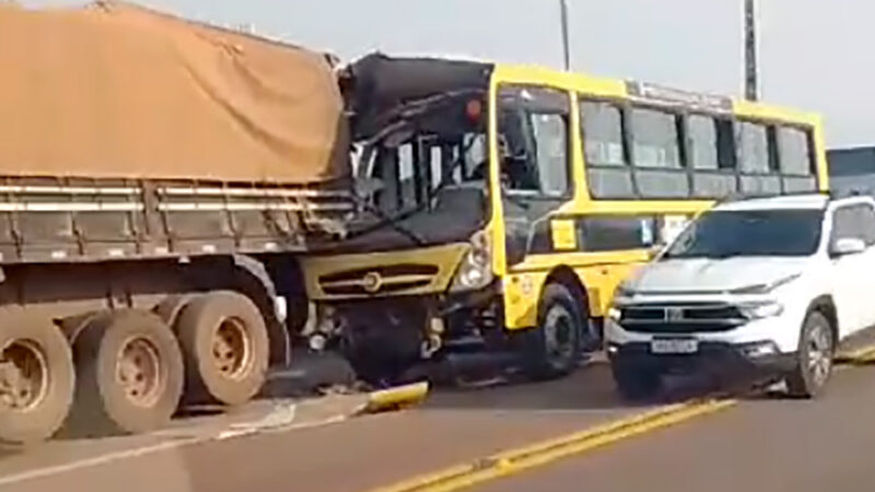 Sinop: carreta e ônibus escolar se envolvem em acidente na BR-163