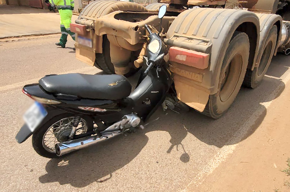 Sinop: motociclista fica ferida em colisão com caminhão