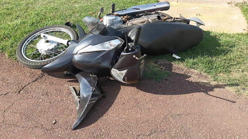 Motociclista é hospitalizada após colisão com carro em Sinop