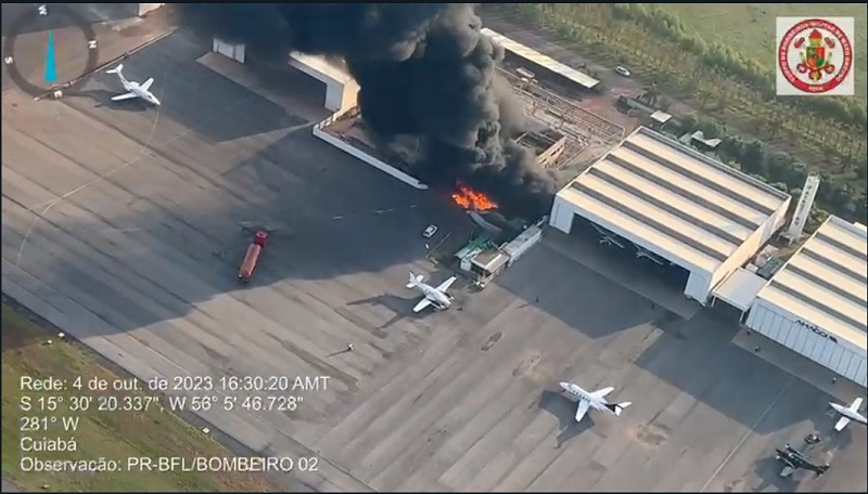 Avião explode após cair em hangar em MT; bombeiros se deslocam ao local
