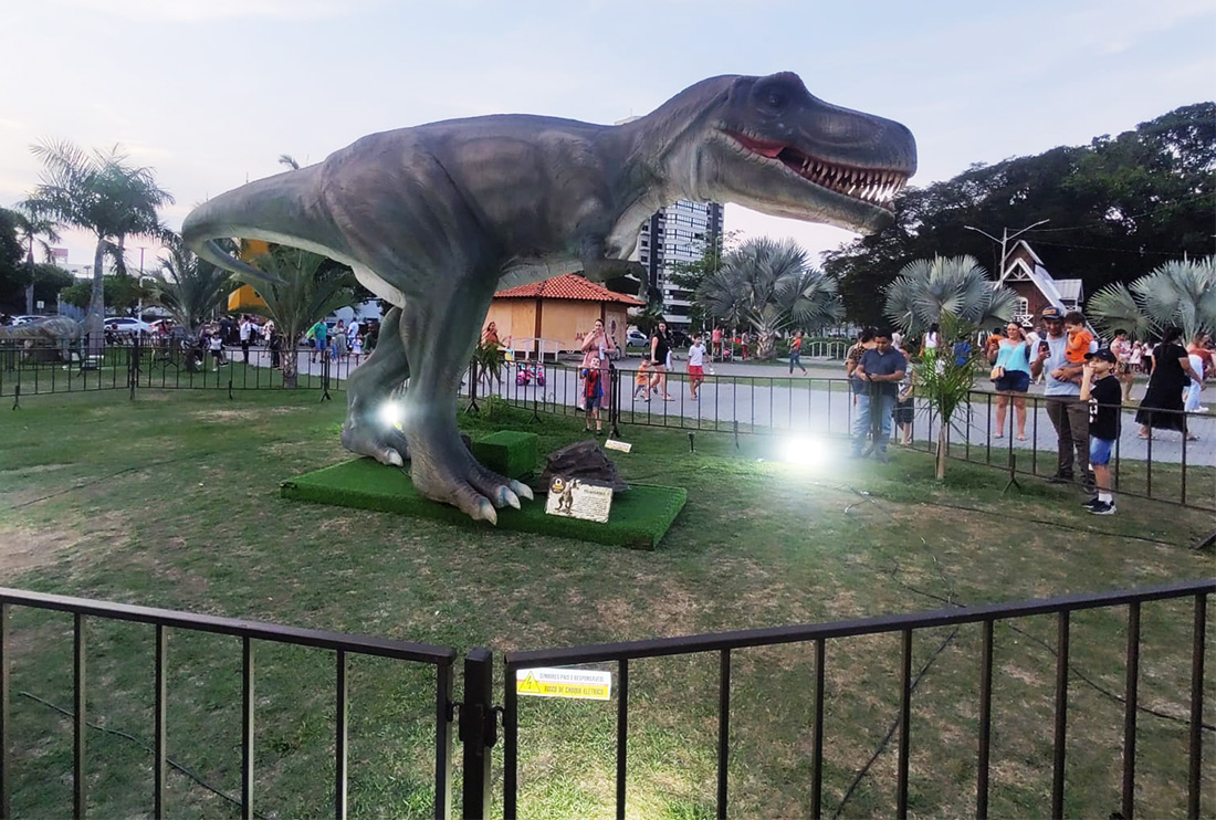 Onze réplicas de dinossauros são expostas em mostra temática em Sinop
