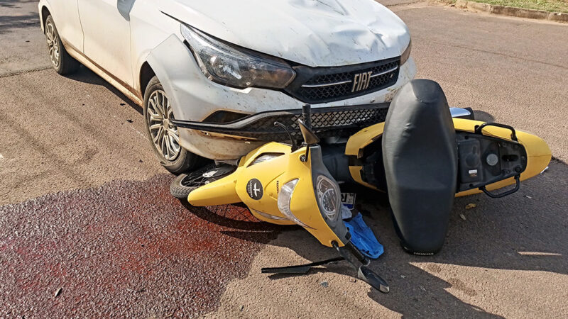 Moto e carro se envolvem em colisão em cruzamento de avenida em Sinop; um ferido