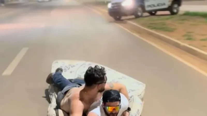 Influencer é preso em MT após ‘surfar’ em colchão puxado por caminhonete