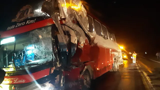 Passageiro morre em acidente entre ônibus e caminhão na BR-163 em MT