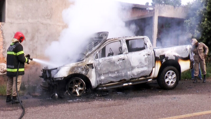 Caminhonete pega fogo e é destruída em Sorriso